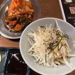 ホルモン・焼肉 一休亭 元 - ダイコンサラダと3種のキムチ