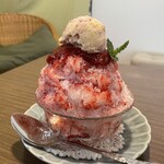小さな森焼菓子店 - 氷の中にもムースとか…