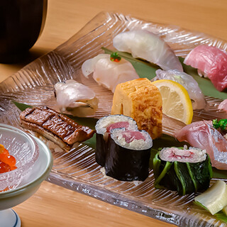 黒酢が効いたシャリと玄界灘の旬魚を使った“博多前寿司”を堪能