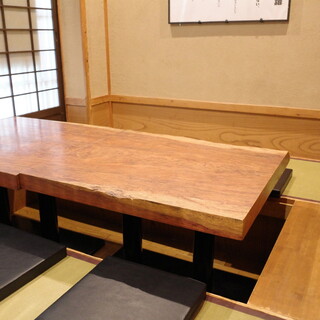 座敷個室と掘りごたつ席でゆったりくつろげる、落ち着いた和空間