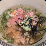 雅なだし - 雅なだし ＠半蔵門 薬味を入れて出汁を注いだ炙りネギトロ＆めかぶ