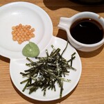 雅なだし - 雅なだし ＠半蔵門 炙りネギトロ＆めかぶなだし茶漬けに付く薬味と紀州南高梅だれ