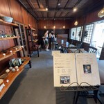 茶館きっかわ 嘉門亭 - 右奥が受付カウンター