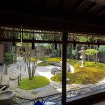 茶館きっかわ 嘉門亭 - 四方を建物が囲む中庭