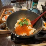 千年鮭 井筒屋 - 三つ葉をのせて準備完了