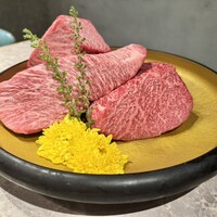 個室焼肉 牛姫 恵比寿本店 - 先ずは、本日提供されるザブトン・リブロース・内モモを鑑賞