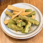 焼売スタンド きんぎょ - お通しの山くらげとエリンギ