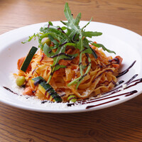 “フェットチーネ”  サーモン、ズッキーニ、枝豆のアラビアータ バルサミコの香り