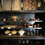 千年鮭 井筒屋 - 地元の器が並びます