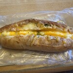 京都伊三郎製ぱん - 料理写真:ウッフ２００円。  フランスパンに玉子サラダを挟みマヨネーズとチーズを乗せて焼き上げてあります。