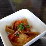 中華麺房 東龍 - 嬉しい無料サービスオツマミは「メンマの白菜キムチ和え」♬