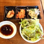 神楽坂 たれ焼肉のんき - 大根、白菜のキムチ、もやしナムルとサラダ
