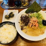 一休 - 料理写真:「元祖博多 一休豚骨らぁめん 並盛」840円税込み♫、「白米 並ご飯」180円税込み♫