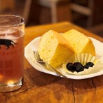 喫茶ミツバチ - しそジュース＆シフォンケーキ