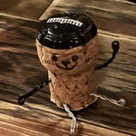 神田ワイン食堂パパン - スパークリングワインの栓で作ったマスコットがかわいい！