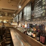 神田ワイン食堂パパン - 店内。木の年季が入った素敵なカウンター。料理はカウンター上に掲示された黒板メニューから注文。