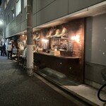 神田ワイン食堂パパン - お店の外観。なんとお店の外にもカウンター席！