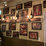 神田ワイン食堂パパン - 店の入り口入ってすぐの壁にはアールヌーボー？っぽいお洒落な絵や写真が飾られている。