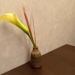 瀬戸内味覚処 芸州 本店 - テーブル横のお花です。
