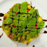 燻製したカツオとアボカドのタルタル