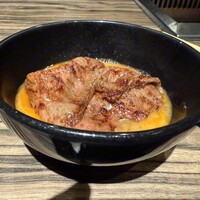 焼肉 ジャンボ はなれ - 名物野原焼きです。すき焼き風の味付けですが、肉の旨みと脂味とタレの甘味、卵黄のまろやかさがミックスされると脳天直撃でドパミン大放出になります。これは、肉の王様です。