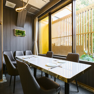 ラグジュアリーで高級感漂う落ち着いた空間は大切なひと時に最適