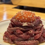 天満 カウンター焼肉 うしすき - 炙りユッケ