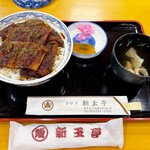 新玉亭 - 山椒を掛けていただきます