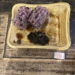 四天王寺 はやうち - 古代米(赤米)の俵おにぎり。コブの佃煮添えもウマウマ！