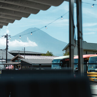 在充滿解放感的露台上，邊欣賞富士山邊享受和食｜寵物也歡迎