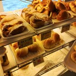 Pan店 手のひらサイズのメロンパンに真っ黒なカレーパンなど常時50～60種の