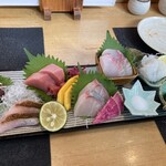 海鮮酒場わんす - お造り盛り合わせ〔左から〆さば・伊佐木炙り・南まぐろ・縞鯵・石凪・生たこ、2人前、¥3000程度〕