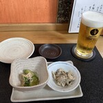 海鮮酒場わんす - お通し〔湯葉とシラスの和え物・きゅうりのミョウガ和え、¥500程度〕&生ビール中¥700