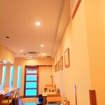 かわしま - 店内入って左側の席から玄関方向。