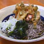 蕎麦つぐみ食堂 - 料理写真:青唐辛子とゲソかき揚げそば@税込650円＋冷やし@税込50円