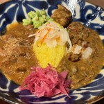 旧ヤム邸 やくぜん堂 - 右が蒲焼カレー（ウナギではない）左がポークカレー