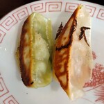 餃子のさんくみ - おまけのシソ＆チーズ