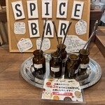 旧ヤム邸 やくぜん堂 - 味変用のスパイスがいろいろ。各スプーン2杯まで。