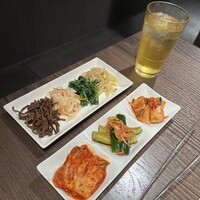 焼肉りんご - キムチ、ナムル盛り合わせ