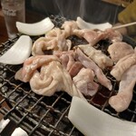 塩ホルモン 炭や - 玉ねぎはサービスです