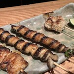 炭火焼寝床 - 寝床のおすすめ五種盛り(ごぼう巻き、にら巻き、つくね)