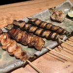 炭火焼寝床 - 寝床のおすすめ五種盛り(はらみ、短冊、ごぼう巻き、にら巻き、つくね)