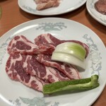 焼肉苑 - 自家製のタレをつけて食べる生ラム　850円