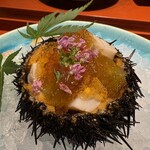 かにじぇんぬ 北のはなれ - 先付　殻付き雲丹