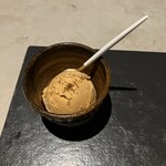 寄 - 赤味噌の入ったアイスクリーム