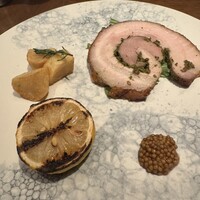 アトモス･イタリアンダイニング - 「ポルケッタ」皮付き豚のハーブ巻き焼き