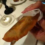 リストランテ・ヒロソフィー 銀座 - 天然アユの春巻きは、手で食べる