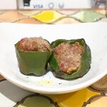 トリワイン ＰＩＫＯＳＨＨＨＵ - ピーマンの肉詰め 鶏ハンバーグミンチ