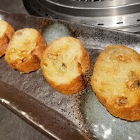 YORONIKU TOKYO AZABUDAIHILLS - ユッケ用バゲットも丁寧に焼き上げてくれる