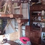 シュワルツ カッツ - タンスの階段で上の隠れ処もあります。